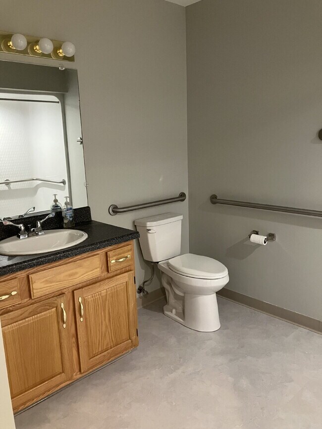 Building Photo - 2 Bedroom Townhome in Fairport Available October 1!
