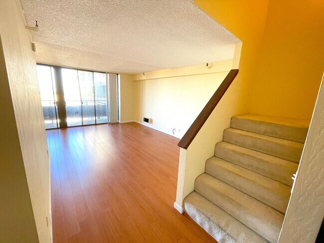 Building Photo - Spacious 2 bed 1.5 bath condo in Oakland's Chinatown. Amazing views. Must see.