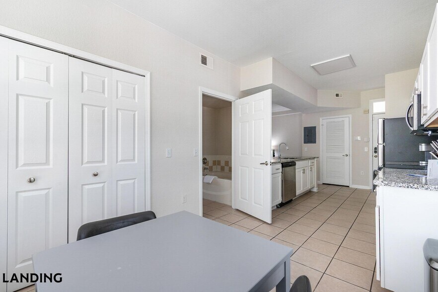 Building Photo - 2801 Biltmore Park Dr