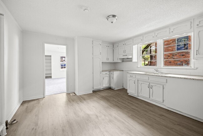 Building Photo - Beautiful Fully Renovated Midfield Home