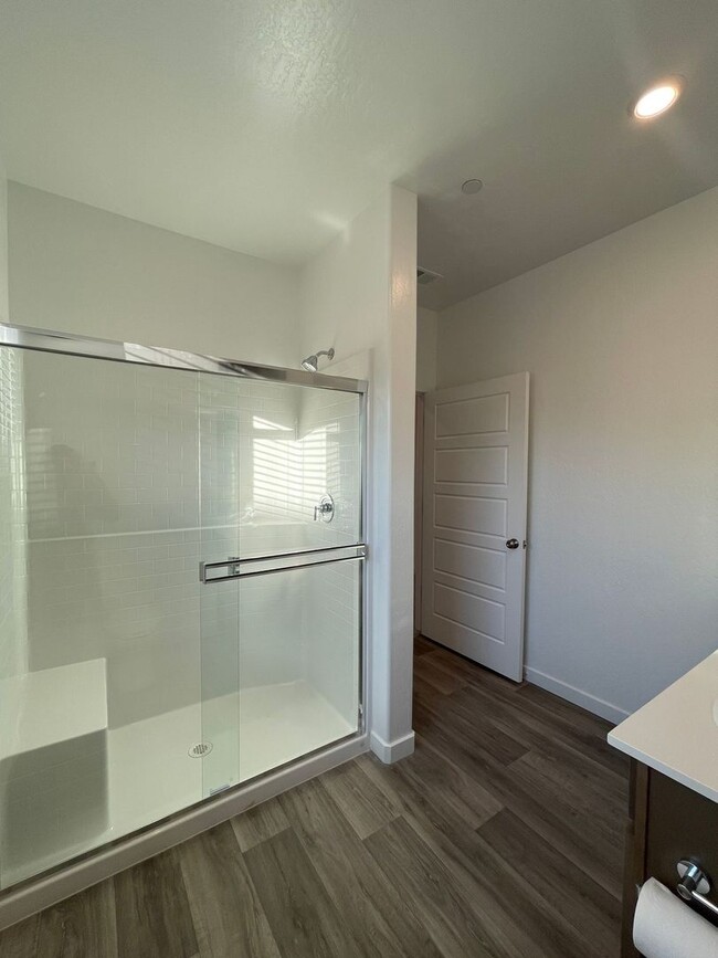 Building Photo - Modern Luxury Living in Madera!