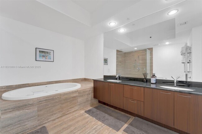 Building Photo - 15811 Collins Ave