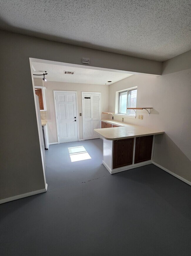 Building Photo - Large 3 bedroom in Bethany