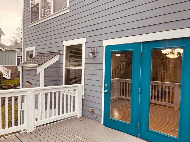 Building Photo - In town Poulsbo...close to everything! Bri...