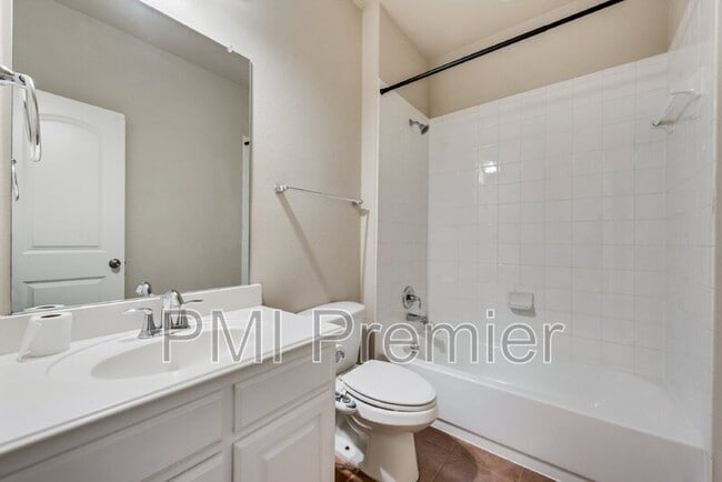 Building Photo - 2900 N Umberland Dr