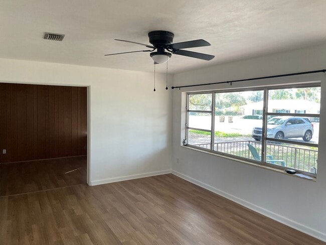Building Photo - Recently Renovated - New flooring - kitchen - $500 off 1st months rent