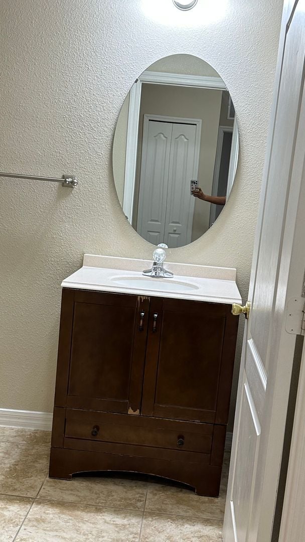 Building Photo - Spacious 3 Bed, 2.5 Bath Townhome with 2-C...