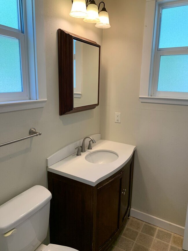Building Photo - 3 Bedroom plus bonus room! Close to Enloe, CSUC and Downtown