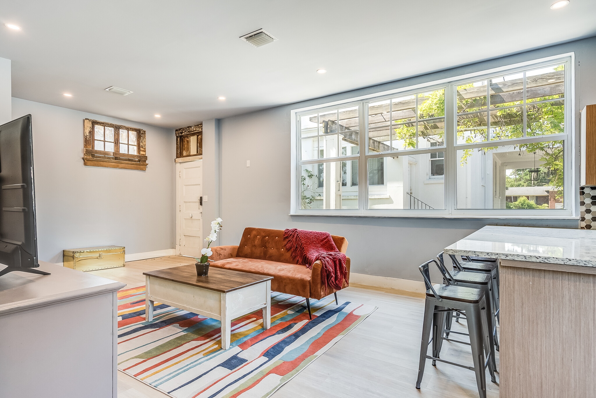 Building Photo - 602 E Victory Dr