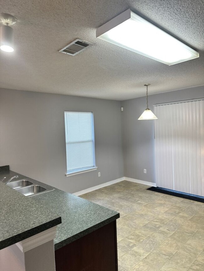 Building Photo - 3/2 Cottage in Maple Oaks Subdivision with garage