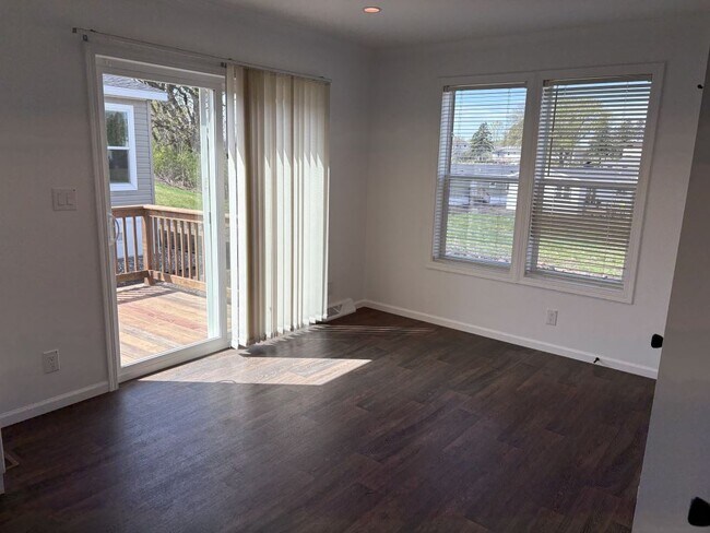 Building Photo - 13910 Burgundy Ave