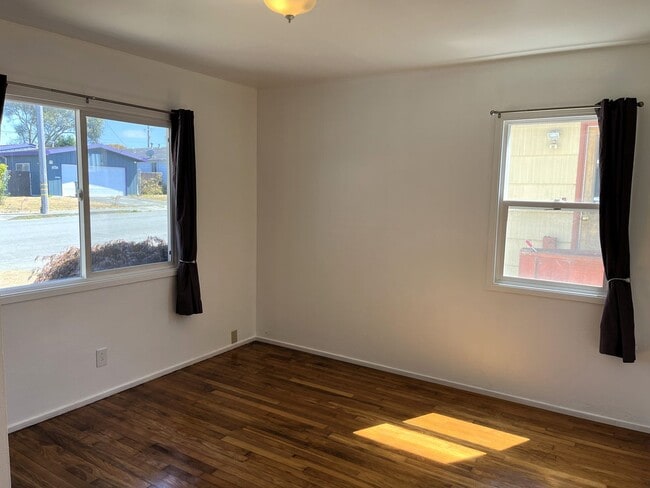 Building Photo - Pet-Friendly 2/1 Eureka Home With Large Ya...