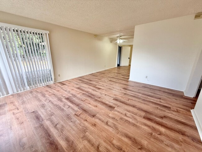 Building Photo - Spacious 3/2 in Club View Estates