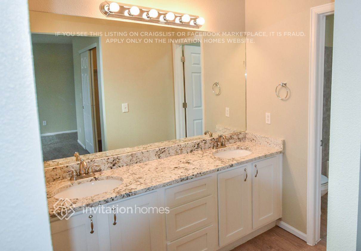 Building Photo - 2455 S Gibralter Way