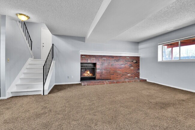 Building Photo - $2,540.95 with $300 off the first month's Rent- 4 Bedroom, 1.5 Bath, Single Family Home in Aurora...