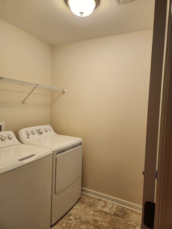Building Photo - Three bed, 2.5 bath town house located in ...