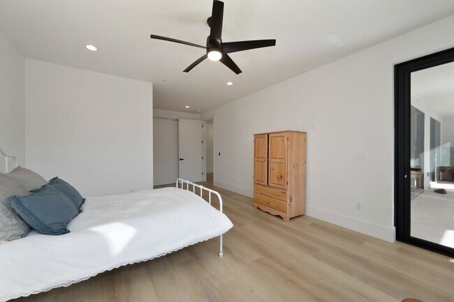 Building Photo - Waterfront 4 bed 4 bath 3,887 sq. ft.