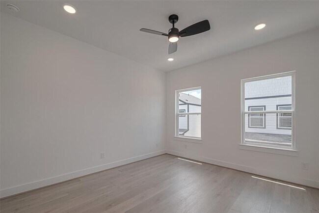 Building Photo - 1348 W 24th St