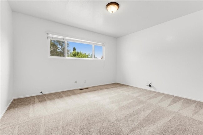 Building Photo - Four Bedroom in Oak Hill Oaks