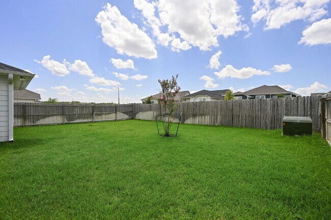 Building Photo - Immediate Move in - 3 Bedroom, 2 Bathroom Home in Rudder Pointe with Open Concept