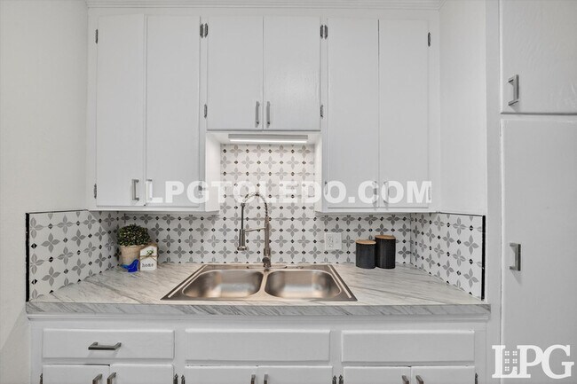 Building Photo - 927 W Northgate Pkwy