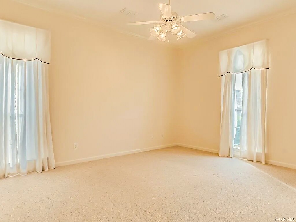 Building Photo - 2112 Parkview Dr S