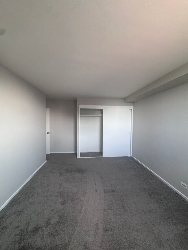 Building Photo - 3 Bed 1.5 Bath in Lakeview!