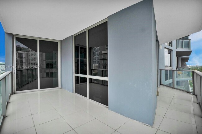 Building Photo - 1010 SW 2nd Ave