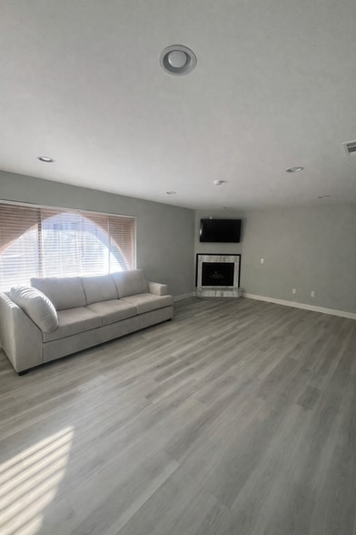 Building Photo - 2891 Canyon Crest Dr