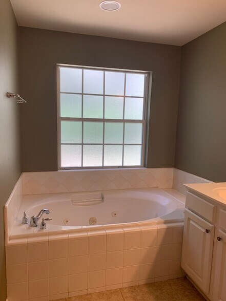 Building Photo - 2186 Heathrow Dr