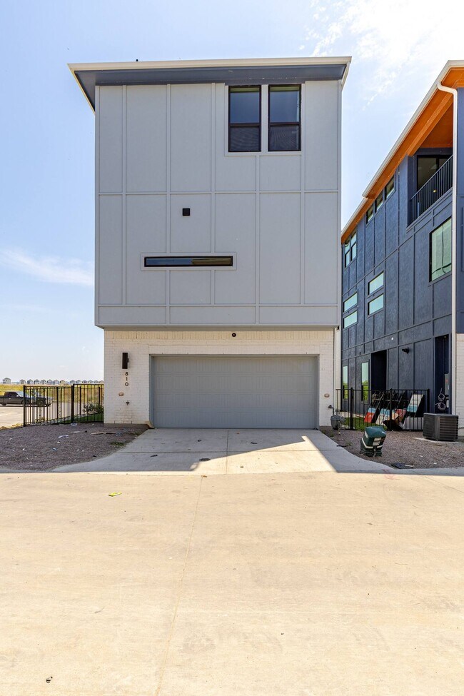 Building Photo - 810 Resort Dr