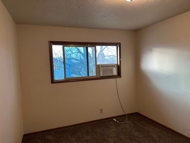 Building Photo - 3 bed 1 1/2 bath duplex in Springfield! (M...