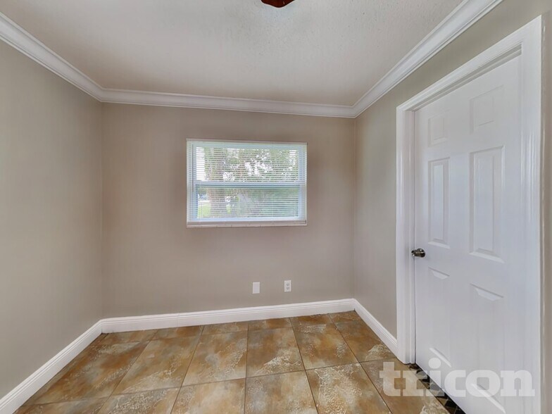 Building Photo - 563 Robin Hill Cir