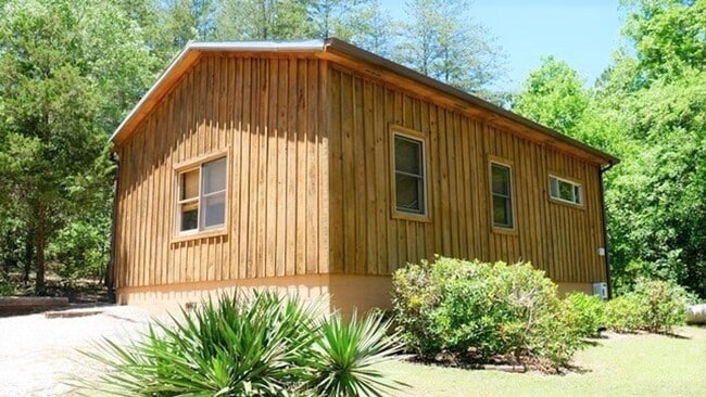 Building Photo - Fully Furnished 2 Bedroom Cottage in North...