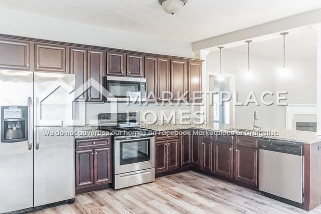 Building Photo - 440 Tree Line Dr