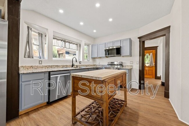 Building Photo - 2125 N Grand Ave