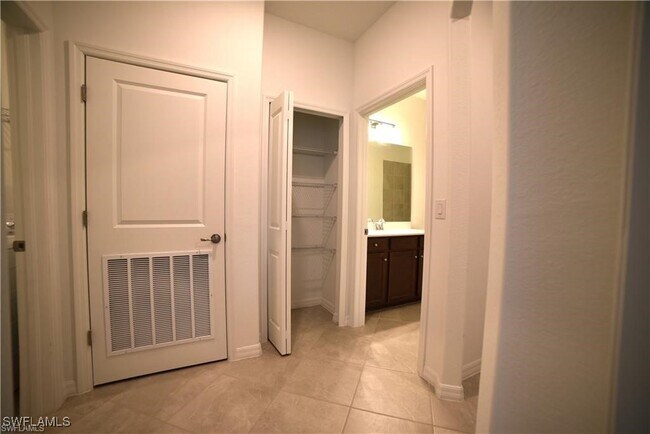 Building Photo - 2665 Vine Ave