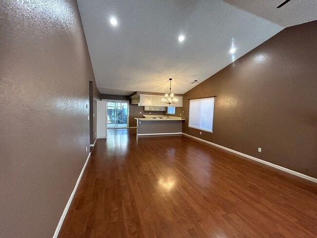 Building Photo - Clean and Functional In Modesto!