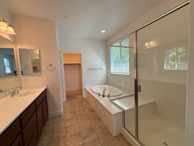Building Photo - 402 Crimson Cir