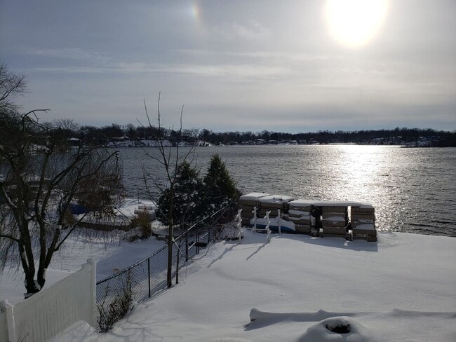 Building Photo - Lake Front Condo in Battle Creek