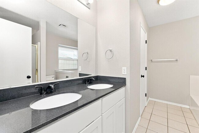 Building Photo - 4004 Night Hawk Dr