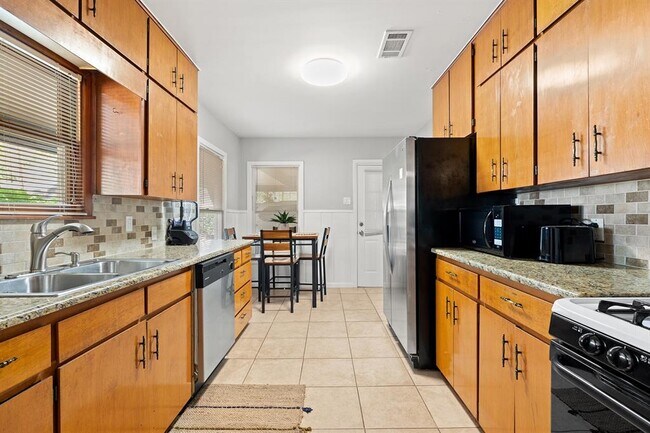 Building Photo - 3005 Menchaca Rd