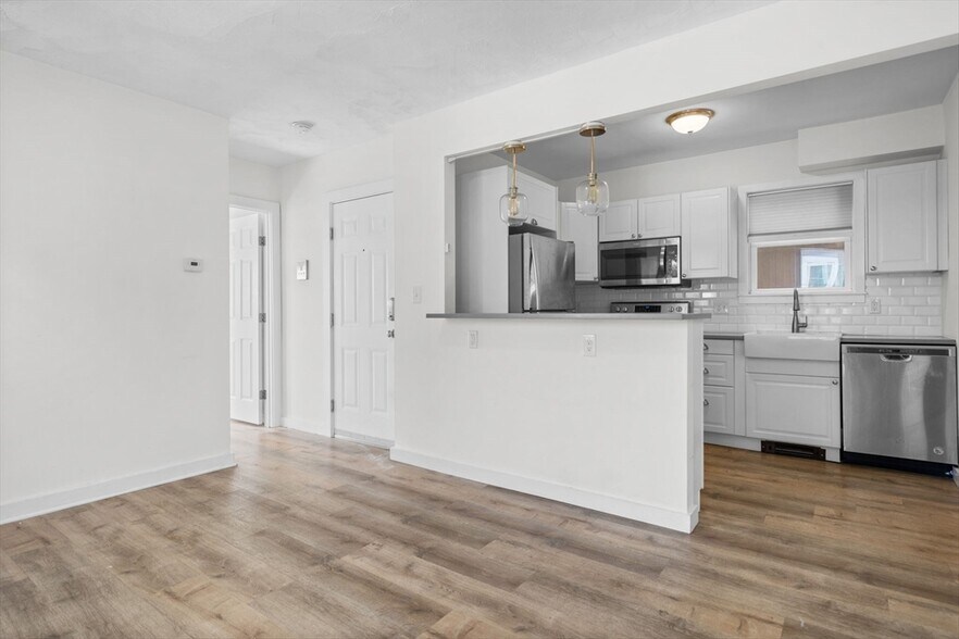 Building Photo - 132 Marginal St