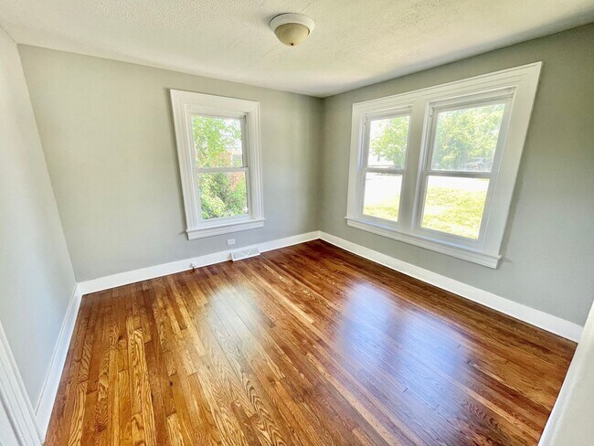 Building Photo - Freshly renovated 3 Bed 1 Bath Home Near UNCG!