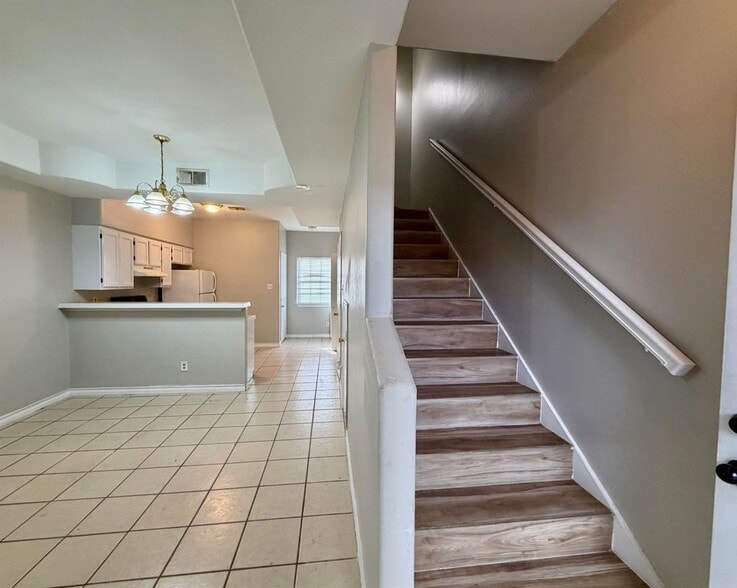 Building Photo - 2005 Cross St