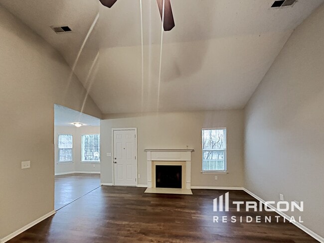 Building Photo - 289 Iris Dr