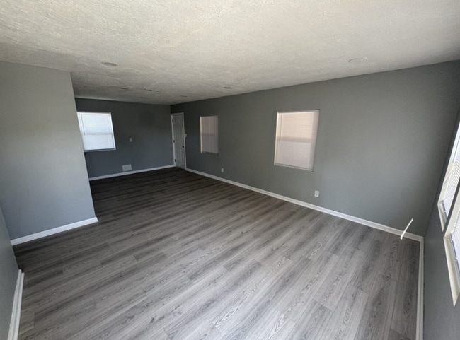 Building Photo - 4420 W 19th Plaza