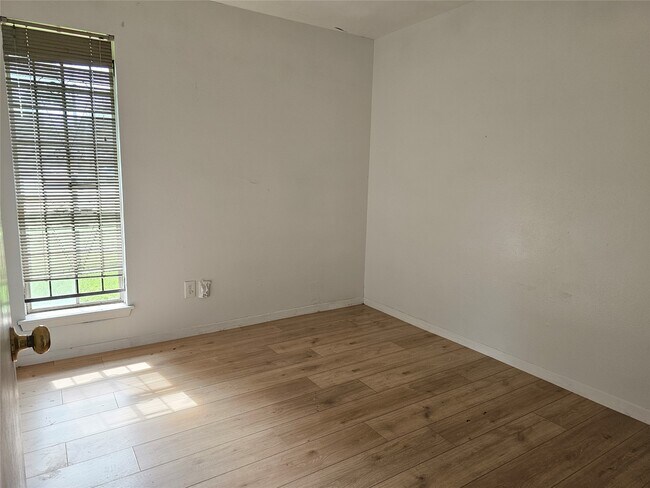 Building Photo - 11023 Linvale Dr