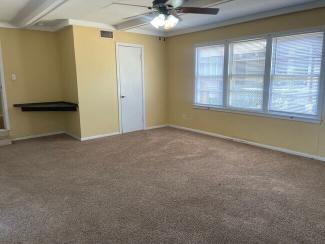 Building Photo - Two Bedroom Two Bathroom Home w/ a BONUS Room