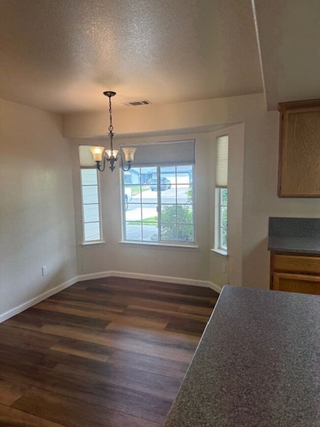 Building Photo - Home in Country Heights Subdivision Area w...